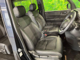 運転席まわりには十分なスペースがあり、大柄な方でもゆったり運転していただける環境です。