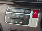 【オートエアコン】一度お好みの温度に設定すれば、車内の温度を検知し風量や温度を自動で調整。暑い&hellip;寒い&hellip;と何度もスイッチ操作をする必要はありません。快適な車内空間には必須の機能ですね♪