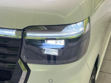 【LEDヘッドライト】悪天候や夜間走行時も良好な視界を確保し安心して運転できる高輝度LEDヘッドライトを装備!点灯速度が早く、消費電力も抑えられています。