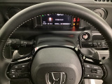 ステアリングの裏側、左右にパドルシフトがついています。右が+、左が-の操作でシフトチェンジを行い、エンジンブレーキなどのマニュアル操作ができます。