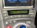 【オートエアコン】一度お好みの温度に設定すれば、車内の温度を検知し風量や温度を自動で調整。暑い&hellip;寒い&hellip;と何度もスイッチ操作をする必要はありません。快適な車内空間には必須の機能ですね♪