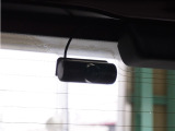 ◆車内カメラ◆前方・後方はもちろん、車内向きのカメラでも記録。左右をワイドに撮ることができ、幅寄せや側面衝突、威圧的なドライバーの危険行為など、クルマ周囲のトラブルもしっかり記録できます。