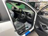 【運転席】座り心地が良いシートなので長時間の運転でも快適にお過ごしいただけます。新品のフロアマットのご注文も可能です。掲載箇所以外にご希望の写真がございましたらお気軽にお問い合わせ下さい。