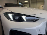 BMWの伝統の丸目4灯ヘッドライトでございます。LEDライトで視認性もよく明るく安全性の向上につながります。