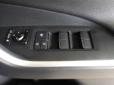 パワーウィンドウスイッチで運転席から全席の窓の開閉ができます。