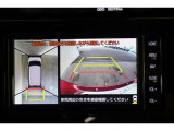 前後左右のカメラの映像を合成し、車を上から見たような視点のパノラミックビューモニター。後方の死角だけでなく左右や前方の障害物の発見もしやすくなります。