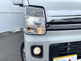 【HIDヘッドライト】非常に明るく前方を照らしてくれるので、悪天候や夜間の走行時も視界良好で安心してお乗りいただけます。