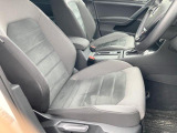 欧州車らしく硬めのシートが体を程よくつつみこみ、長距離でも快適に運転できます。