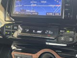 【オートエアコン】一度お好みの温度に設定すれば、車内の温度を検知し風量や温度を自動で調整。暑い&hellip;寒い&hellip;と何度もスイッチ操作をする必要はありません。快適な車内空間には必須の機能ですね♪