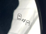 【ブラインドスポットモニター】走行中、ドアミラーの死角になりやすい箇所に後続車が接近するとサイドミラーのレンズに警告を表示!ドライバーに注意喚起をしてくれます。