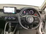 【ハンドル】運転にかかわる様々な操作を安全に行えるように視点移動が少なく操作性に配慮されたスイッチ類が凝縮されたコックピットです。