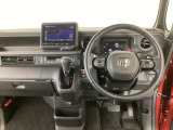 【ハンドル】運転にかかわる様々な操作を安全に行えるように視点移動が少なく操作性に配慮されたスイッチ類が凝縮されたコックピットです。