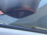 車体の4ヵ所にカメラを搭載し、車庫入れ時に真上から俯瞰した映像で周囲を確認出来ます☆メーカーオプション品のナビだけで可能な便利機能です!