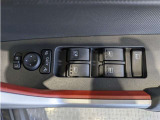 パワーウィンドウのスイッチですよ。 運転席に居ながら窓を開け閉めのコントロールできますよ。 ロック機能で、子供がイタズラして窓を開けるという事も無くなりますよ。