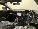 黒を基調とした内装デザイン。見晴らしのよい運転席となっております。
