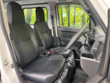 運転席まわりには十分なスペースがあり、大柄な方でもゆったり運転していただける環境です。