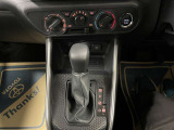 操作しやすいATシフトです♪シフトチェンジを気にしなくていいので運転だけに集中できますね!自然と手に届くところにある、手になじむ形状のシフトノブがいいですね♪