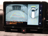 パノラミックビューモニター付きです。車両を上から見たような映像をディスプレイオーディオ画面に表示。運転席からの目視だけでは見にくい、車両周辺の状況をリアルタイムでしっかり確認できます。