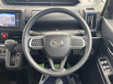 インテリアに合わせたデザインのステアリングは、運転される方のことも考え、運転しやすい形状、大きさです。是非一度、実際に触ってお確かめください。