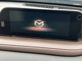 【8.8インチマツダコネクト】車内の雰囲気にマッチした大型のディスプレイ。スマホ接続でのナビ使用やBluetooth再生等、様々な機能が楽しめます。直感的なダイヤル操作が可能で、使い勝手も良好です。