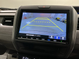 リバースギアに入れるだけで後方の表示へ切り替わります。夜間や雨の日の駐車も楽になりますよ。
