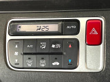【オートエアコン】一度お好みの温度に設定すれば、車内の温度を検知し風量や温度を自動で調整。暑い&hellip;寒い&hellip;と何度もスイッチ操作をする必要はありません。快適な車内空間には必須の機能ですね♪