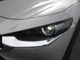 アダプティブLEDヘッドライトは30km/h以上で前方・対向車の部分のみ減光して照射することで相手ドライバーをまぶしくさせることなく明るい視界を確保し、95km/h以上ではヘッドランプの照射角度を上に
