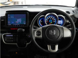 運転にかかわる様々な操作を安全に行えるように視点移動が少なく、操作性に配慮されたスイッチ類が凝縮されたコクピットです。