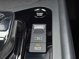 ブレーキペダルを踏み続けなくていい。オートブレーキホールド!ブレーキを踏んで停車した際、自動的にブレーキ力を保持します。ブレーキ力が保持されている時アクセルペダルを踏むと自動的にブレーキ解除されて発進