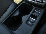 ■ドリンクホルダー■ドライブにはお気に入りのドリンクと一緒に♪運転中の揺れでこぼれることも防いでくれるので安心ですよ!