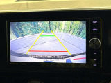 【バックカメラ】駐車時に後方がリアルタイム映像で確認できます。大型商業施設や立体駐車場での駐車時や、夜間のバック時に大活躍!運転スキルに関わらず、今や必須となった装備のひとつです!