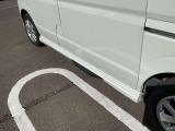 助手席側電動スライドドアにはオートステップも装備されてます。