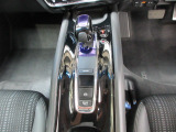 ハイブリッド車特有の小型セレクトノブは軽いタッチでスマートに操作できますよ。