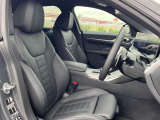 【コックピットシート】BMW車の主役席。車体中央にくる様に配置し車両重心とが一致する事でドライバーと車との一体感あるドライビングを実現。人間工学に基づき形成した形状が長時間のドライブ疲労も軽減します!
