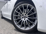 メルセデス・ベンツの定める厳しい基準をクリアしたお車のみをご案内させて頂きます。納車前整備はメーカー規定に基づき最大100項目にも及ぶ点検を熟練のメカニックによって行いご納車させて頂きます。