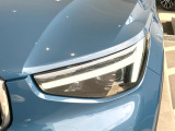 【LEDヘッドライト】明るく眩しいハイビームを先行車や対向車に照射しないオートハイビームを備えたLEDヘッドライト。北欧神話に登場するトールハンマーをモチーフにした、一目でボルボとわかるデザイン。