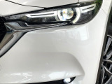 【LEDヘッドライト】悪天候や夜間走行時も良好な視界を確保し安心して運転できる高輝度LEDヘッドライトを装備!点灯速度が早く、消費電力も抑えられています。