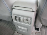 後席にエアコンの吹き出し口が装備されてます。