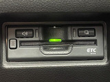 【ETC】有料道路を利用する際に料金所で停止することなく通過できる、ETC車載器(ノンストップ自動料金収受システム機器)が装備されています。セットアップを行うことで利用可能になります。