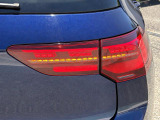 ダイナミックターンインジケーター付きLEDテールランプ。ウィンカーの光が流れるように点滅、後続車からの視認性が高まり、万一の追突の危険性を軽減します。