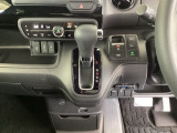 足元スッキリ、インパネシフトです。パーキングブレーキは電子制御パーキングブレーキタイプなので、運転席と助手席の間がスッキリしています。