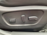 運転席シートにはパワーシート、ランバーサポート機能が備わっています。