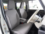 【清潔感のある運転席&助手席】隅々までクリーニングの行き届いた運転席&助手席。目立ったシミや汚れ等もございません。