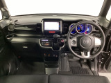 車内は光触媒抗菌消臭施工済です。スタイリッシュなデザインでスポーティなインパネ周りを演出します。グローブボックスやカップホルダーのほかにトレーなどたくさんの収納スペースが付いています。