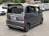 リアはプライバシーガラス付です。見た目もかっこいいですよね。また、太陽光を防ぐので冷房の効きを良くする効果もあるんです。エアコンを控えめにすれば燃費向上も見込めますよ。