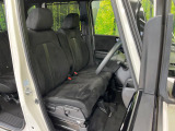 運転席まわりには十分なスペースがあり、大柄な方でもゆったり運転していただける環境です。