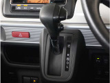 【シフトレバー】シフトもとても操作しやすいデザインになっております。運転する人の事を第一に考えた操作性の高い仕様です。