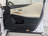 運転席ドア内張はご覧の通り。ドアポケットの収納もバッチリです