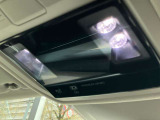 タッチコントロール式LEDルームランプはフロント・リヤ天井部分に設置。夜間でもスマートに操作できます。