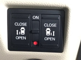 【両側パワースライドドア】両側がパワースライドドアになっており、運転席のスイッチやスマートキーでも開閉が可能です!開口部も広いので乗り降りも楽々♪